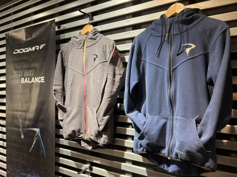 Pinarelloフーディー再入荷致しました。